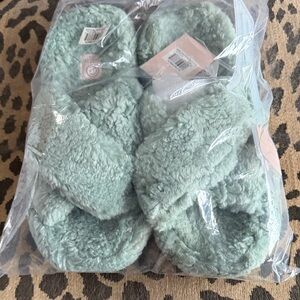 Fuzzy Slippers in Light Green NEW Size Medium